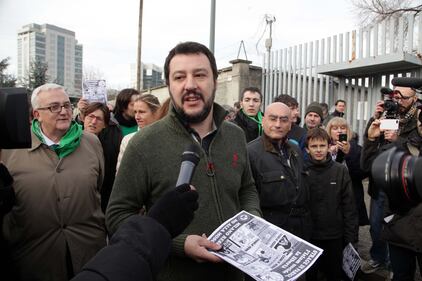La Lega volantina a Milano le vignette di Charlie Hebdo 9