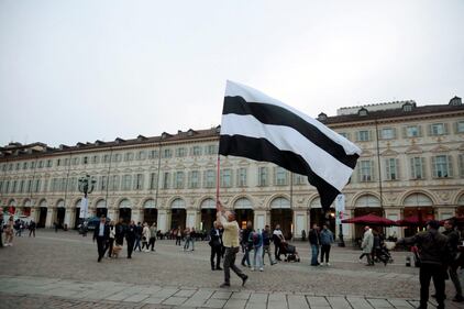 Juventus, anche i tifosi fanno festa: ecco tutte le immagini 12