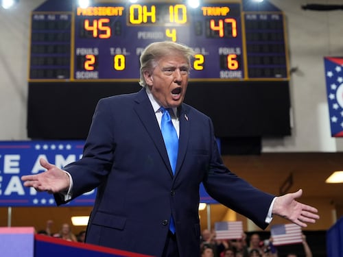 Trump di nuovo senza freni ad un comizio: “I democratici sono figli di p...na”