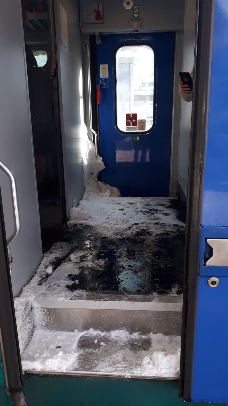 Neve e ghiaccio nei vagoni del treno regionale Orte-Roma 3