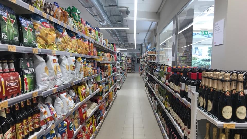 Furti e minacce al supermercato, due arresti