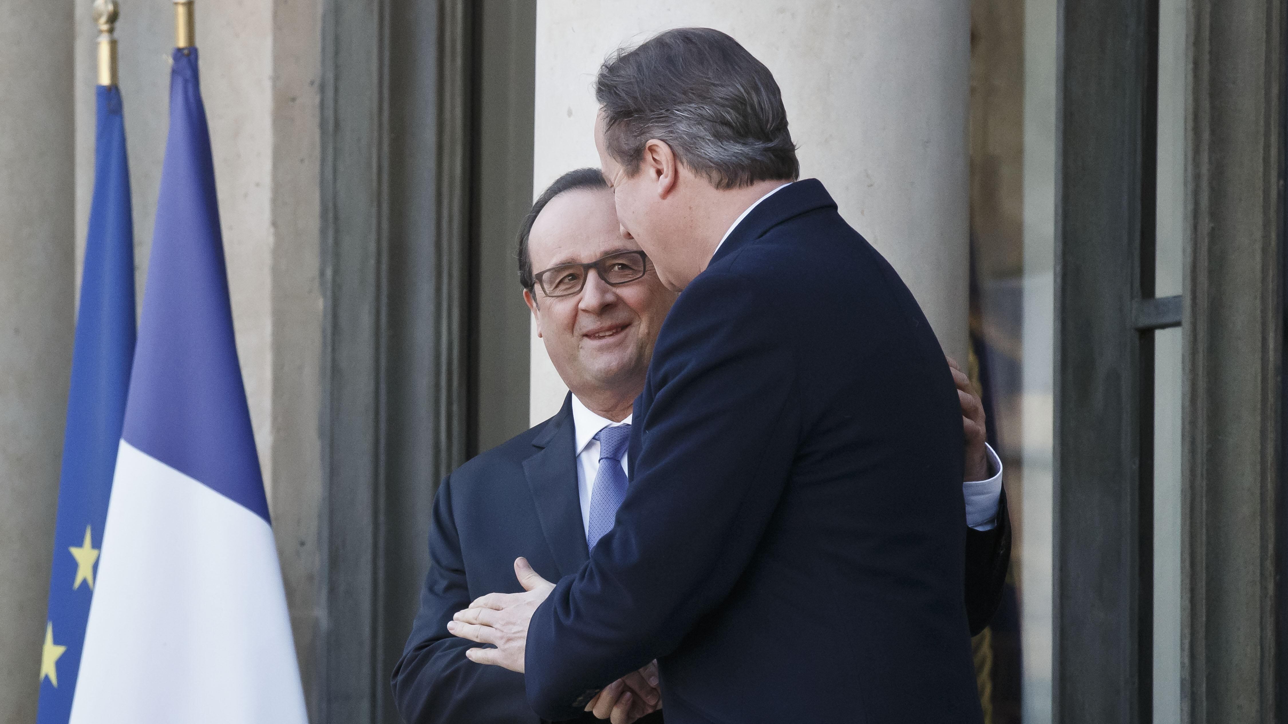 Cameron: "La Gran Bretagna bombardi insieme alla Francia"