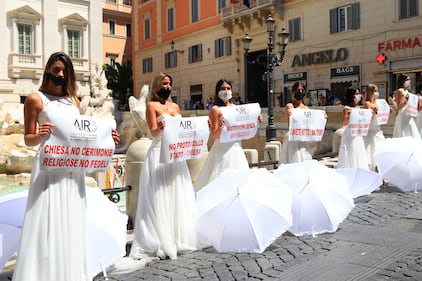 Fontana di Trevi e Piazza di Monte Citorio accolgono la protesta delle spose e degli operatori del settore Wedding 7
