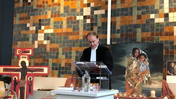 La Messa diventa infinita per salvare i rifugiati armeni