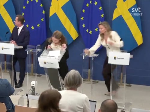 Il malore, poi il collasso: così la ministra svedese è svenuta in conferenza stampa