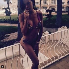 Silvia Provvedi, da Fabrizio Corona al nudo in piscina 24