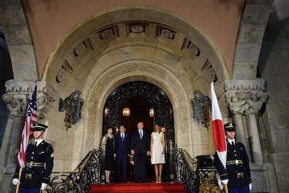 Melania Trump, fascino bianco col premier giapponese 16