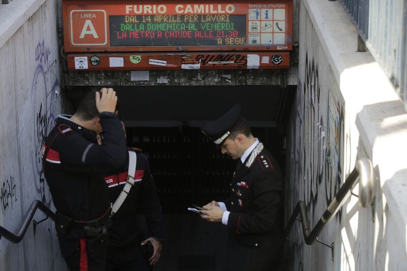 Roma, bimbo cade nel vano ascensore 4