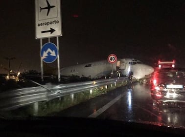 Orio, aereo esce di pista e piomba sulle auto 1