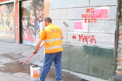 Al lavoro per ripulire Milano dopo gli scontri 5