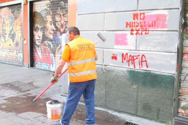 Al lavoro per ripulire Milano dopo gli scontri 5
