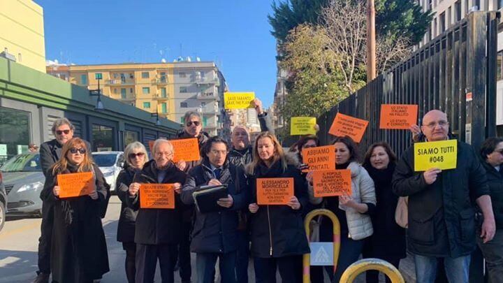 Taranto, i genitori tarantini protestano dinanzi al tribunale