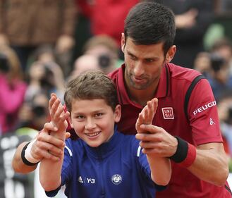 Lo splendido regalo di Djokovic al giovane raccattapalle 12