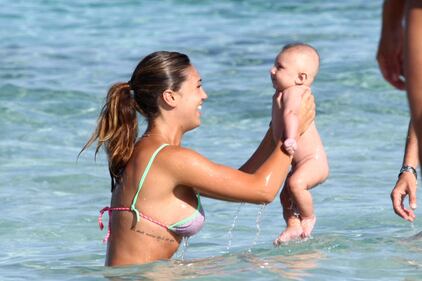 Cecilia, sexy babysitter per il piccolo Santiago 8