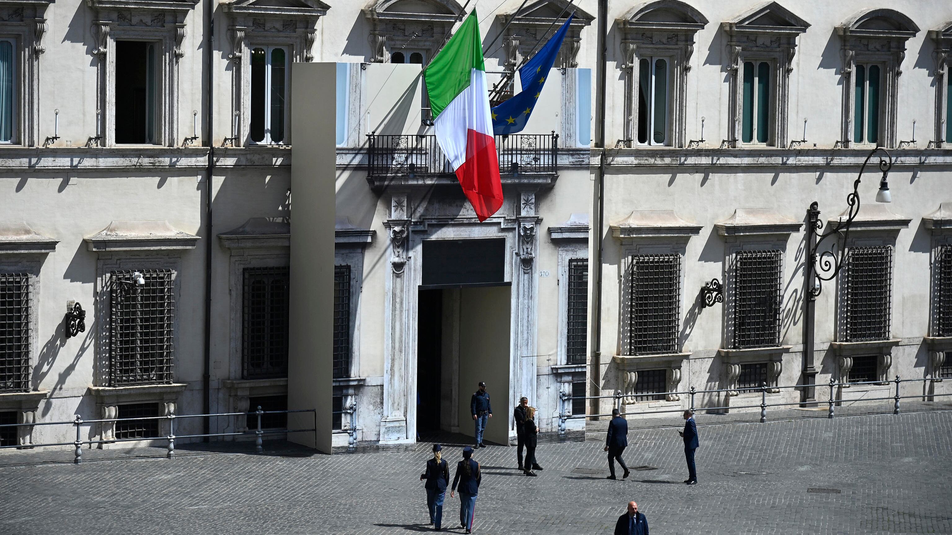 Dalle bandiere al feretro: cos'è il lutto nazionale e come funziona