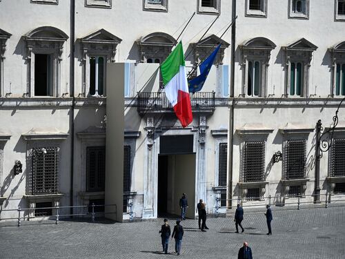 Dalle bandiere al feretro: cos'è il lutto nazionale e come funziona