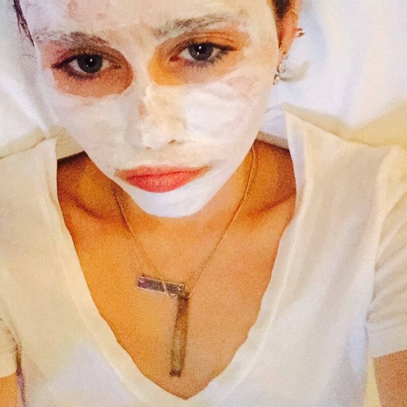 Miley Cyrus: nude look hot su Instagram per un nuovo progetto 15