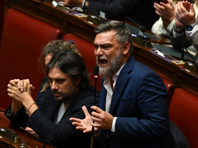 Ricciardi idolatrato e “leader” sui social al posto di Conte. Ma spuntano anche i profili creati dall’IA