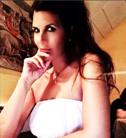 Pamela Prati sfoggia un microslip bollente 15