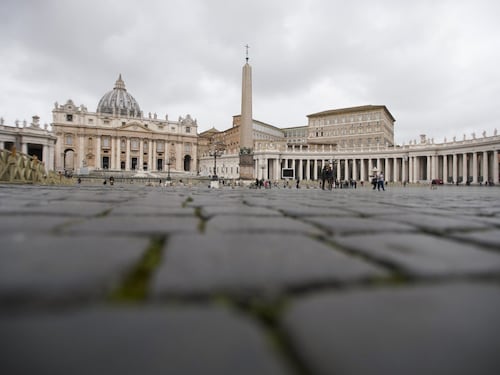 Crollano le entrate a San Pietro: decurtati i compensi ai canonici