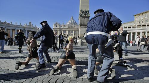 Le Femen si spogliano in Piazza San Pietro 7