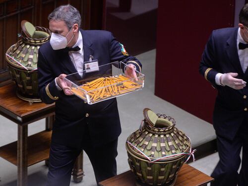 Quirinale, nello scrutinio spunta una scheda in più. "Ma il voto è valido"