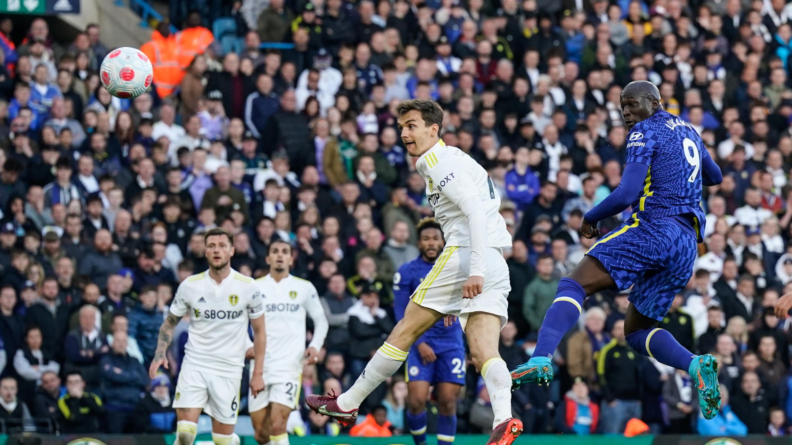 Tutti tifano contro il Leeds. Pure i calciatori