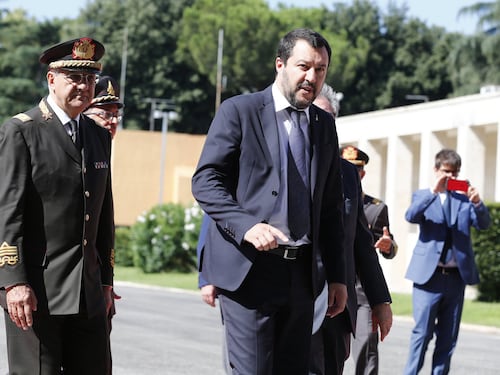 Il post choc del piddino: "appende" Salvini a testa in giù