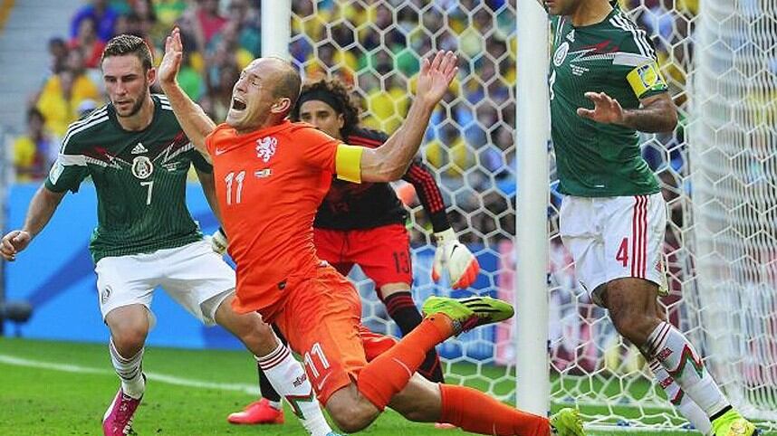 Campioni anche in piscina, Neymar e Robben vincono nell'arte del tuffo
