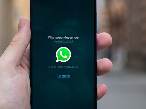 WhatsApp cede (quasi): posticipate le nuove regole