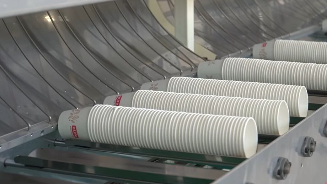 "Inquinano quanto la plastica". Smentita la "moda" green dei bicchieri di carta