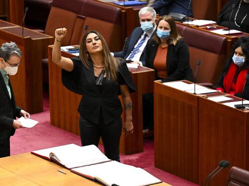 "È una colonizzatrice": le urla in Parlamento contro la Regina