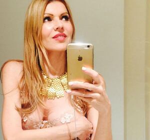Vip a 50 anni, le più sexy sui social 39