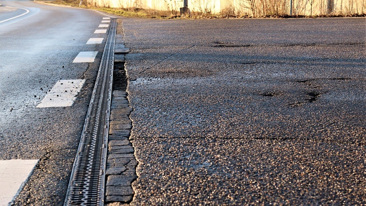 La buca in strada è troppo grande? Il Comune non risarcisce