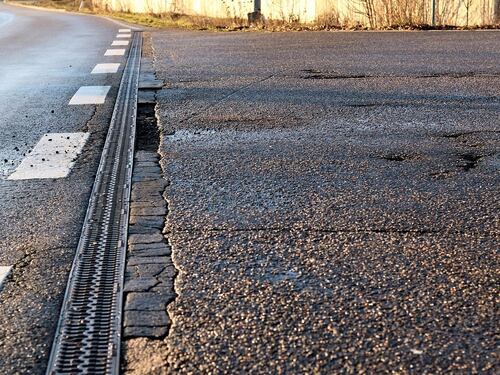 La buca in strada è troppo grande? Il Comune non risarcisce