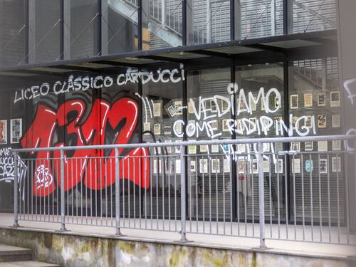 Lo sfregio alla polizia: felpe "Acab" col logo della scuola