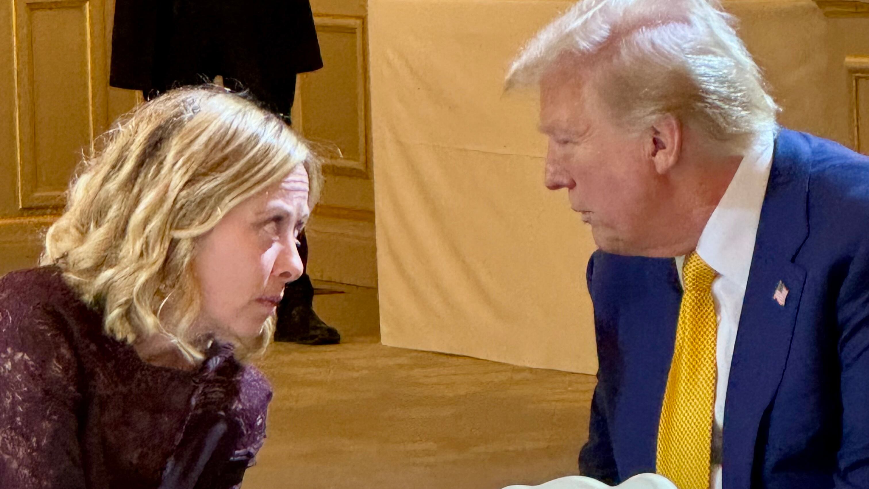 Meloni vola da Donald per la sua incoronazione. Unica premier dell'Ue. Salvini: "Presto anch'io"