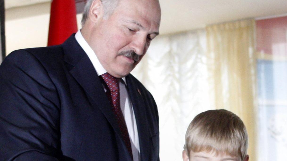 Lukashenko confermato sul «trono» bielorusso: 100 per cento dei seggi