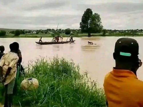 Si rovescia una barca in Nigeria: bimbi e donne tra le oltre 50 vittime