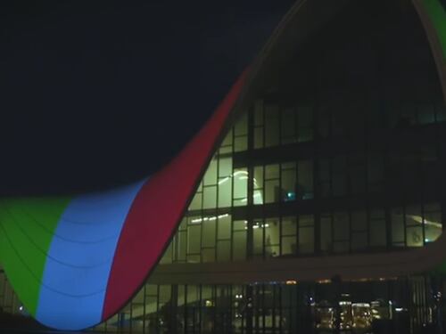 Azerbaigian, l'Heydar Aliyev Center di Baku illuminato con il tricolore