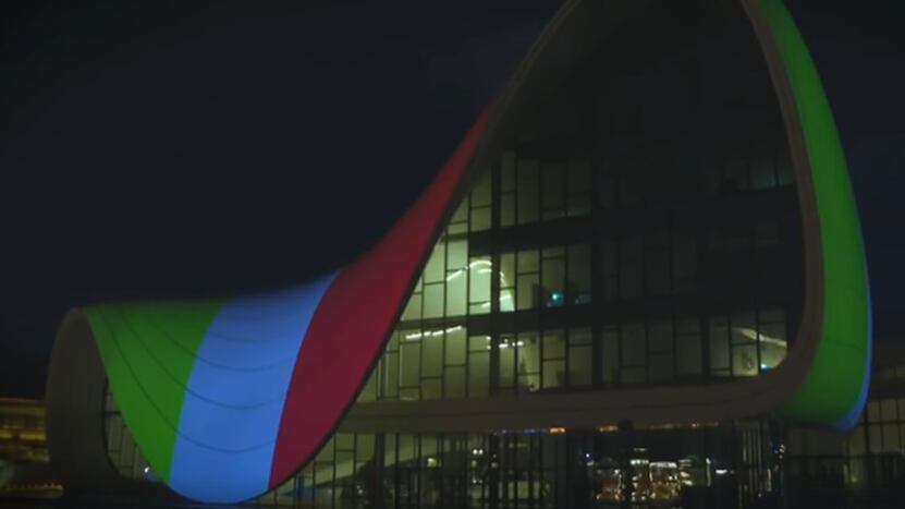 Azerbaigian, l'Heydar Aliyev Center di Baku illuminato con il tricolore