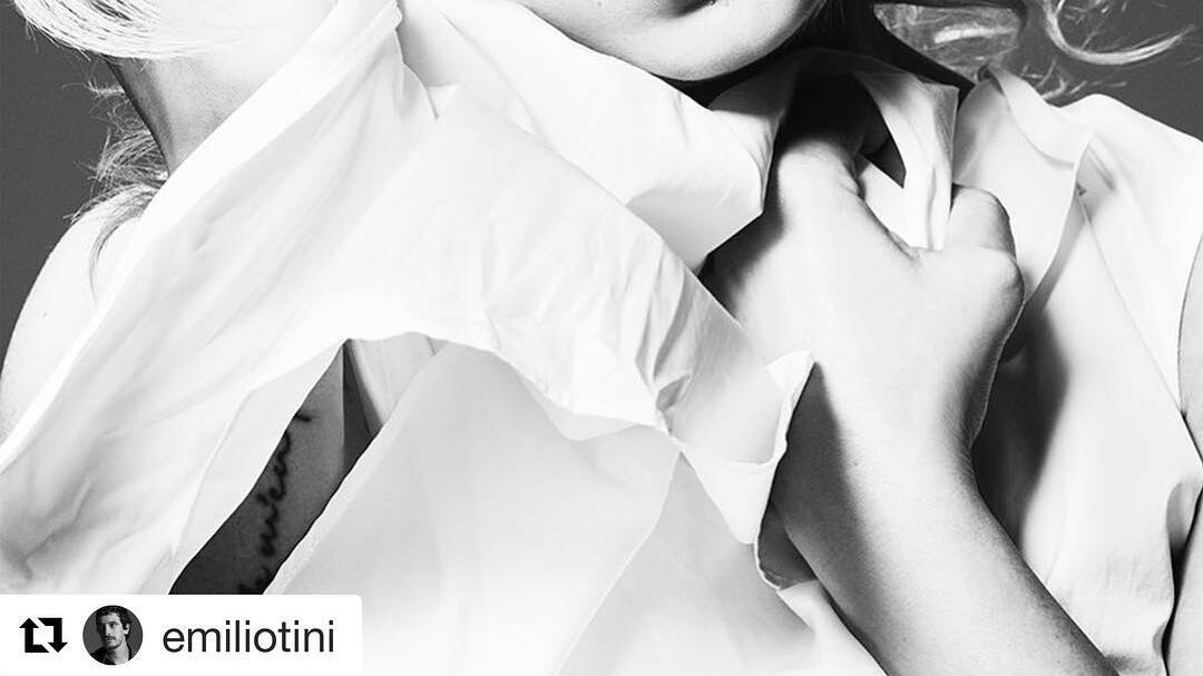 Emma Marrone è sexy nuda nella vasca da bagno