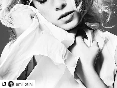 Emma Marrone è sexy nuda nella vasca da bagno