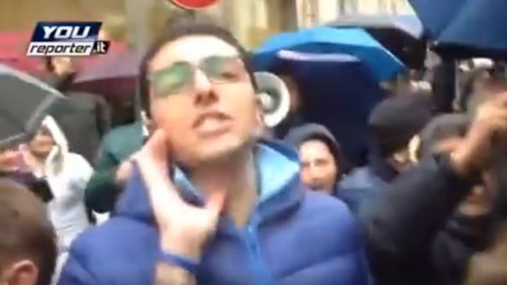Renzi contestato a Matera: fischi e urla al grido di "buffone buffone"