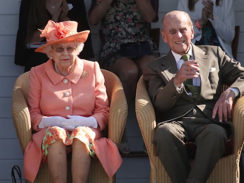 La nuova foto del principe Filippo con la regina non convince: "Elisabetta si è photoshoppata le mani"