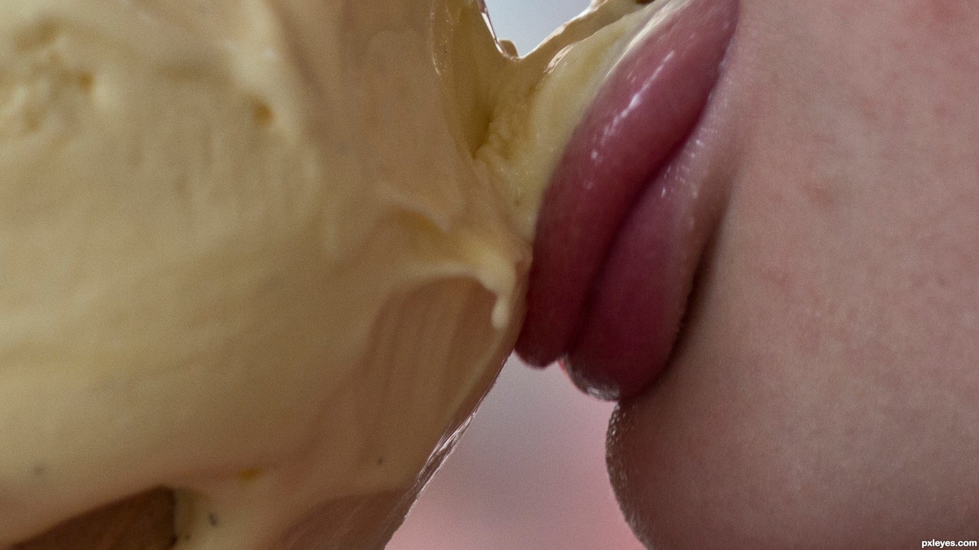 Compra cono gelato e dentro ci trova un dito