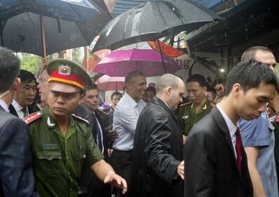 Obama e lo chef Bourdain a cena in Vietnam 5