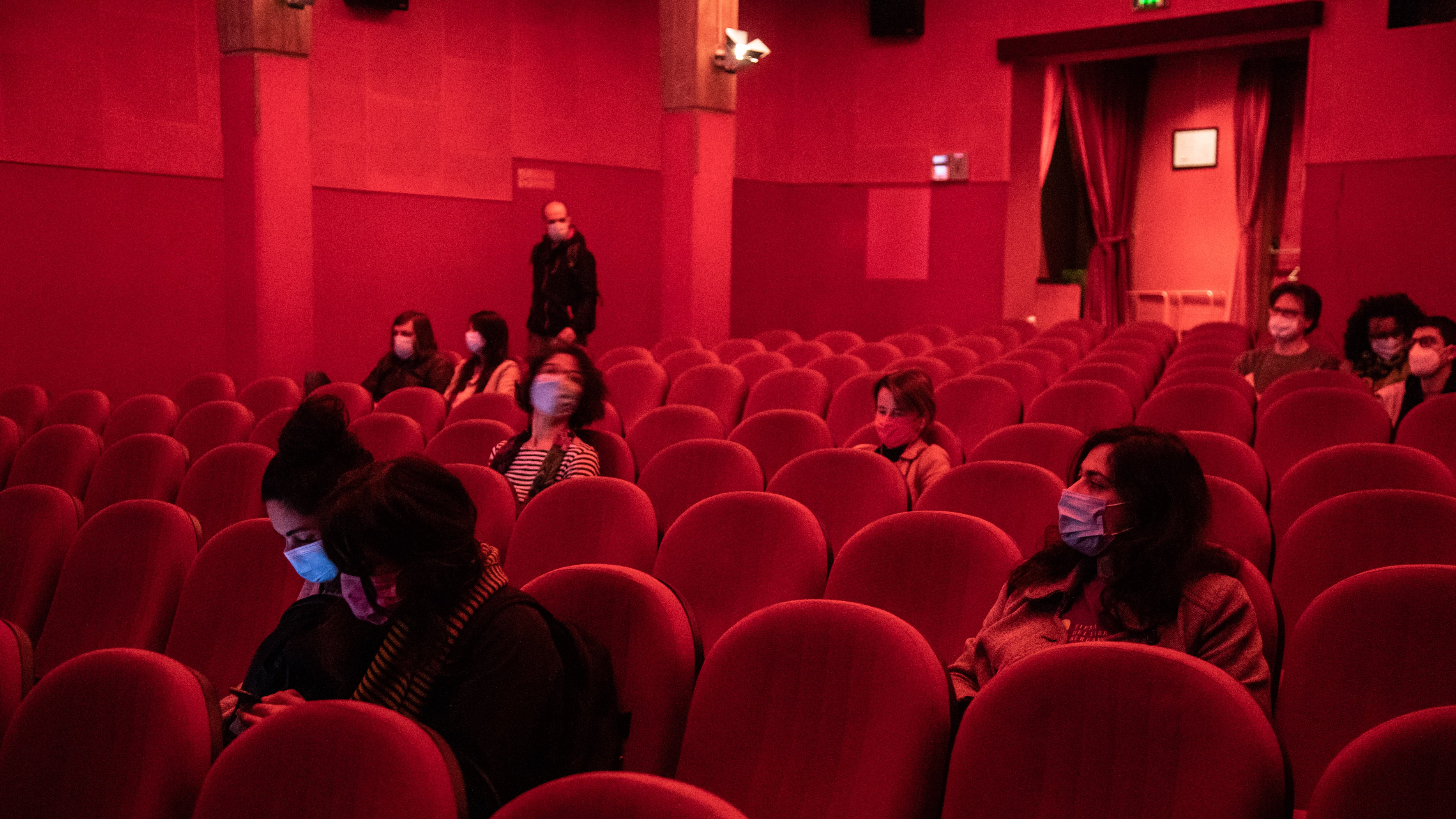 La rivincita dei cinefili: tutti in fila all'alba per il primo spettacolo del dopo-pandemia