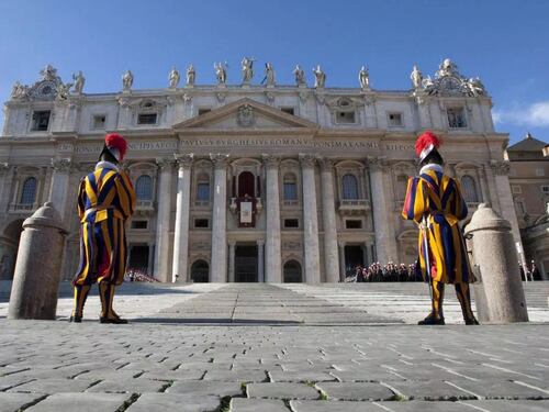Il prete gay sposato da 8 anni: "Ho fatto sesso con un vescovo in Vaticano"