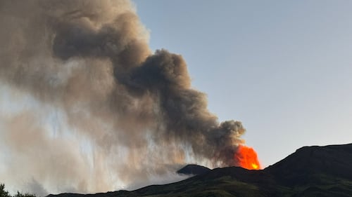 Eruzione dell'Etna: le spettacolari immagini del vulcano  8